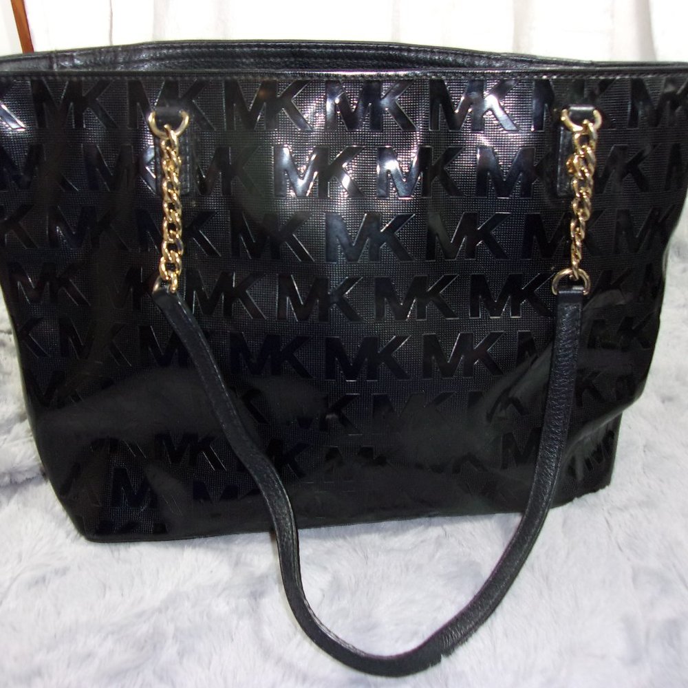 E-26 MICHAEL KORS SIGNATURE JET SET IN BLACK PATENT LEATHER SHOULDER BAG